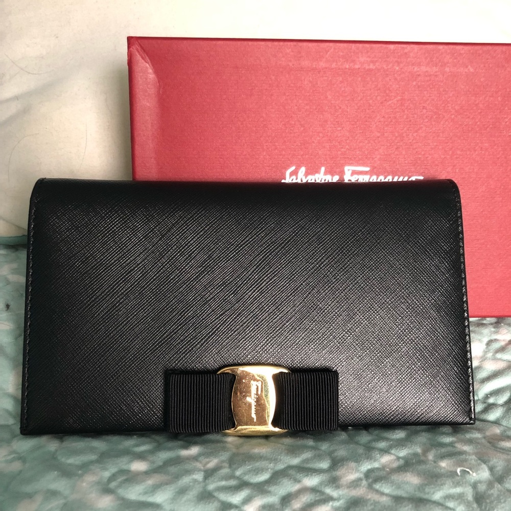 Black Vara Bow wallet on chain WOC